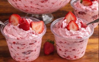 Deser Truskawkowa Chmura – Przygotowanie w 5 Minut Przepis w komentarzach.❤️ ABY OTRZYMAĆ WIĘCEJ PRZEPISÓW, NAPISZ „TAK”