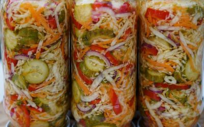 Sałatka z ogórków, kapusty, papryki i marchewki do słoików Składniki: 1 kg ogórków gruntowych Voir plus